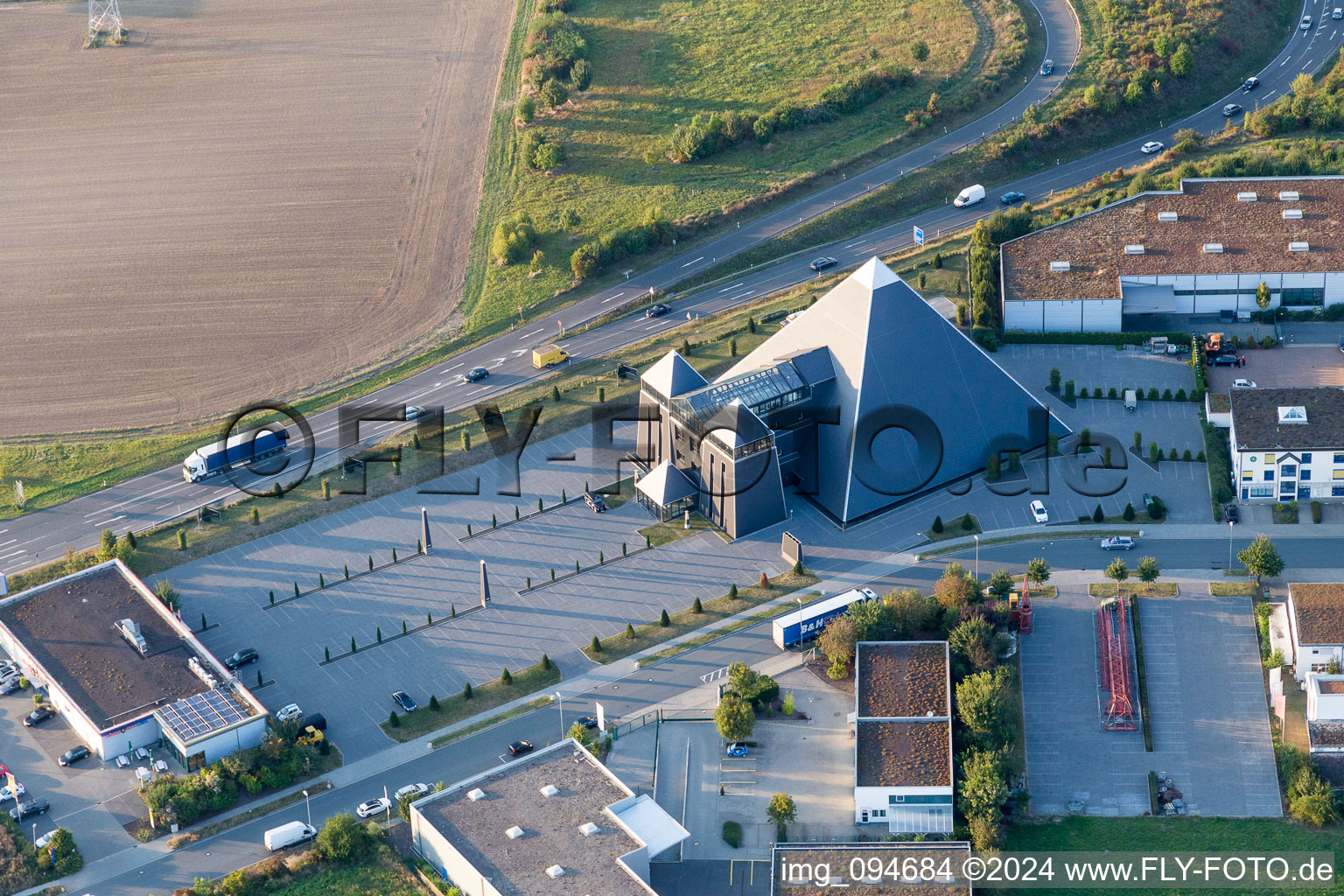 Veranstaltungs- und Musik- Konzert-Gelände der Arena Pyramide Mainz im Ortsteil Hechtsheim in Mainz im Bundesland Rheinland-Pfalz, Deutschland