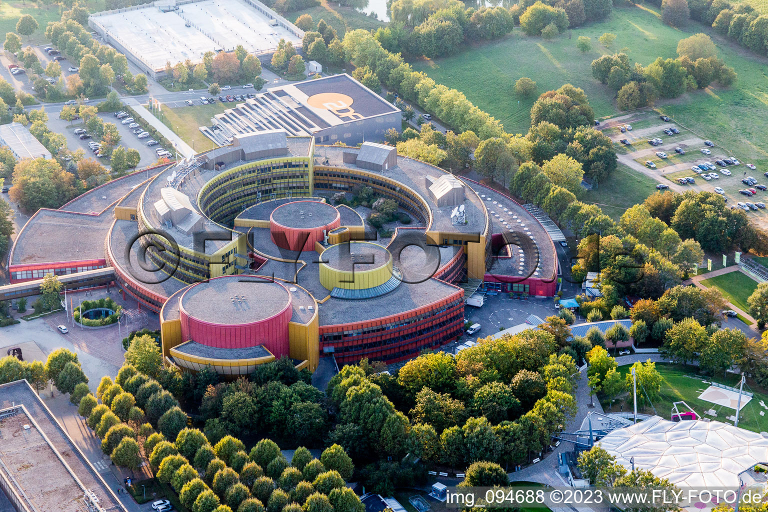 Gebäudekomplex mit Satellitenspiegeln am Funkhauses des Senders Zweites Deutsches Fernsehen im Ortsteil Lerchenberg in Mainz im Bundesland Rheinland-Pfalz, Deutschland