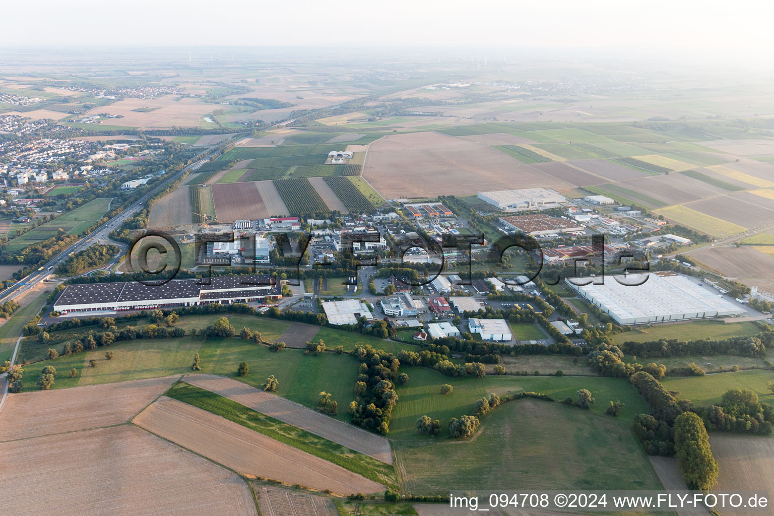 Gebäudekomplex und Logistikzentrum auf dem Gelände Tengelmann Warenhandelsgesellschaft LD- lager an der A63 in Nieder-Olm im Bundesland Rheinland-Pfalz, Deutschland