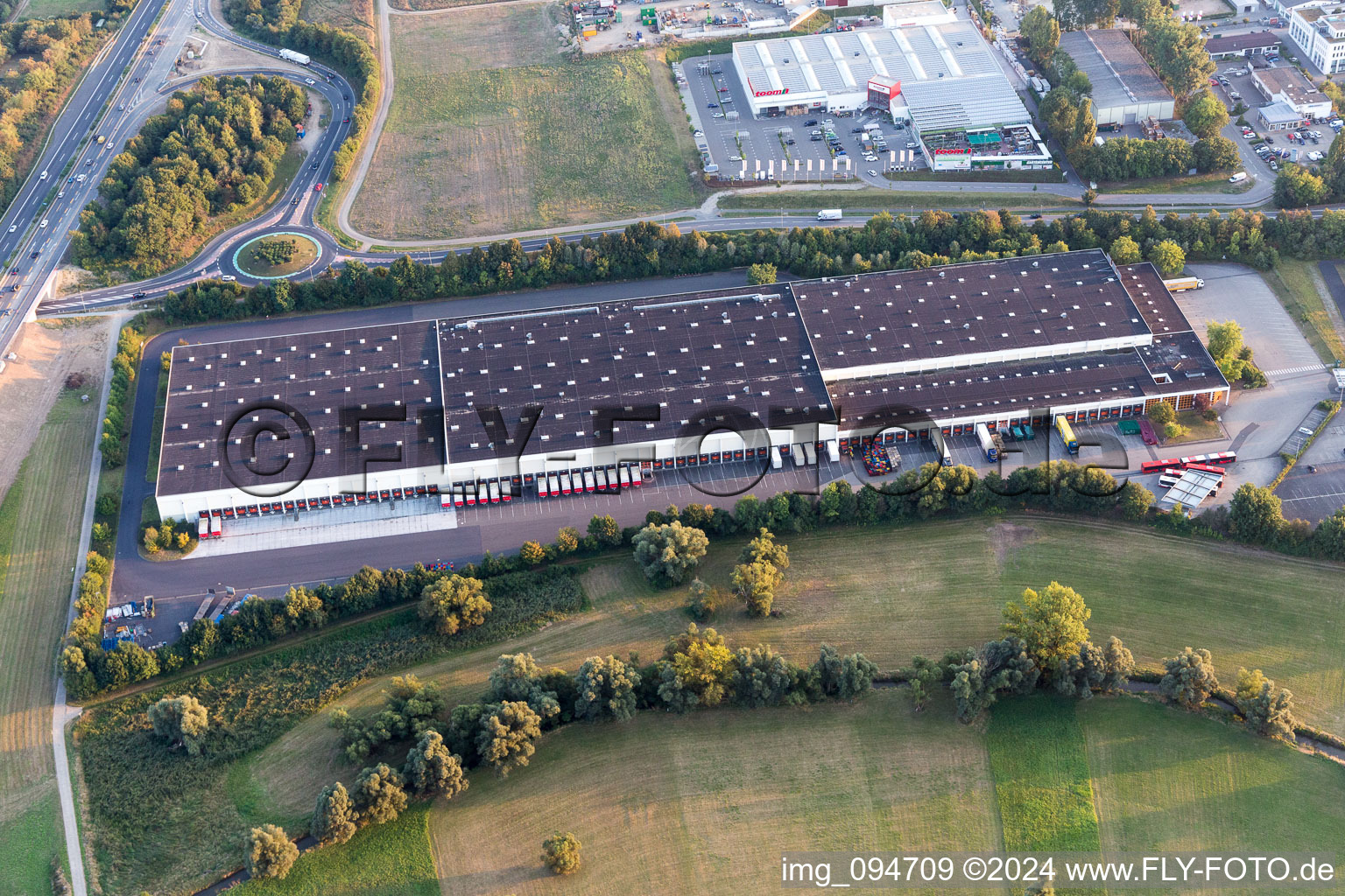 Luftbild von Gebäudekomplex und Logistikzentrum auf dem Gelände Tengelmann Warenhandelsgesellschaft LD- lager an der A63 in Nieder-Olm im Bundesland Rheinland-Pfalz, Deutschland