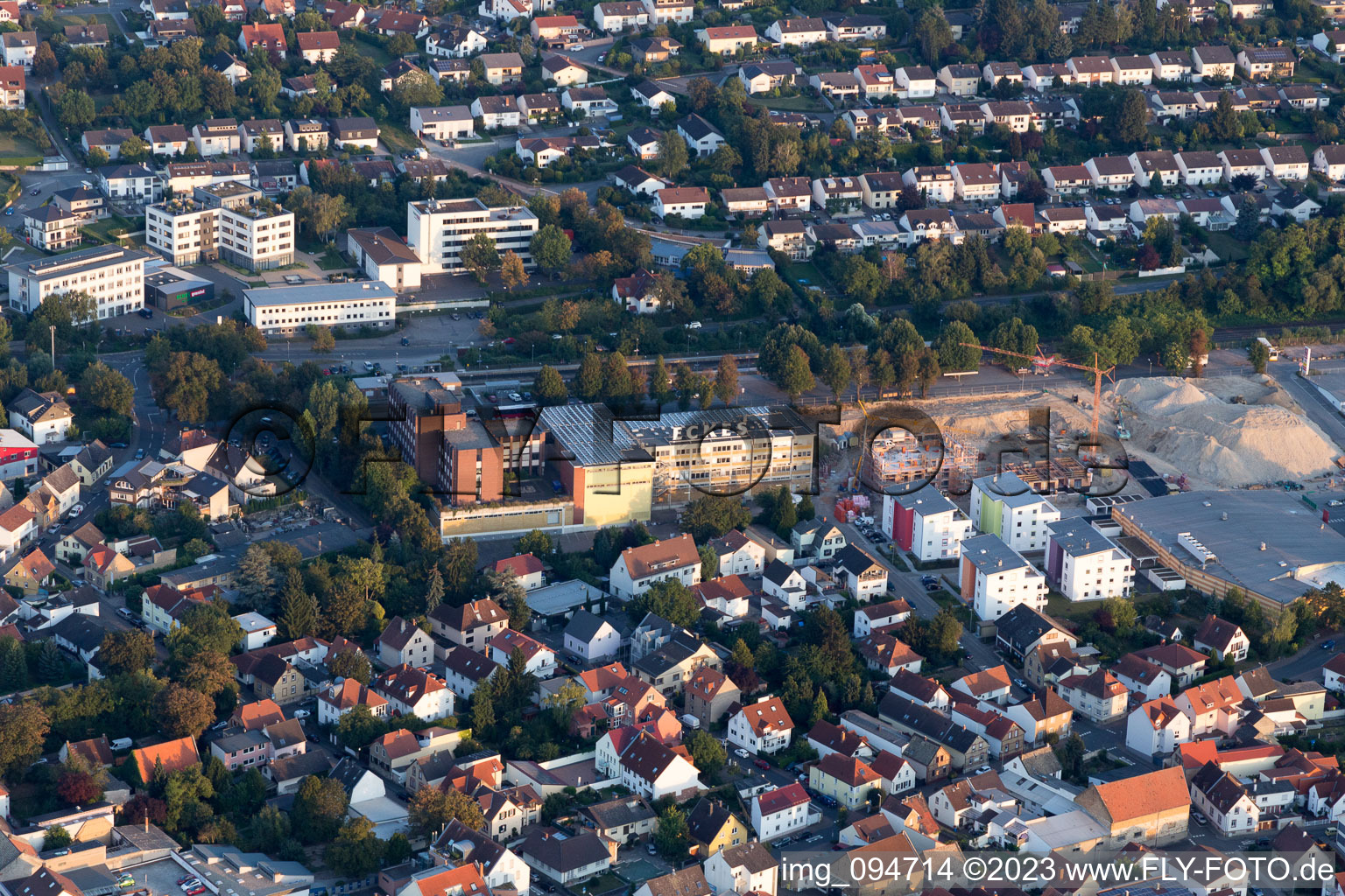 Schrägluftbild von Nieder-Olm im Bundesland Rheinland-Pfalz, Deutschland