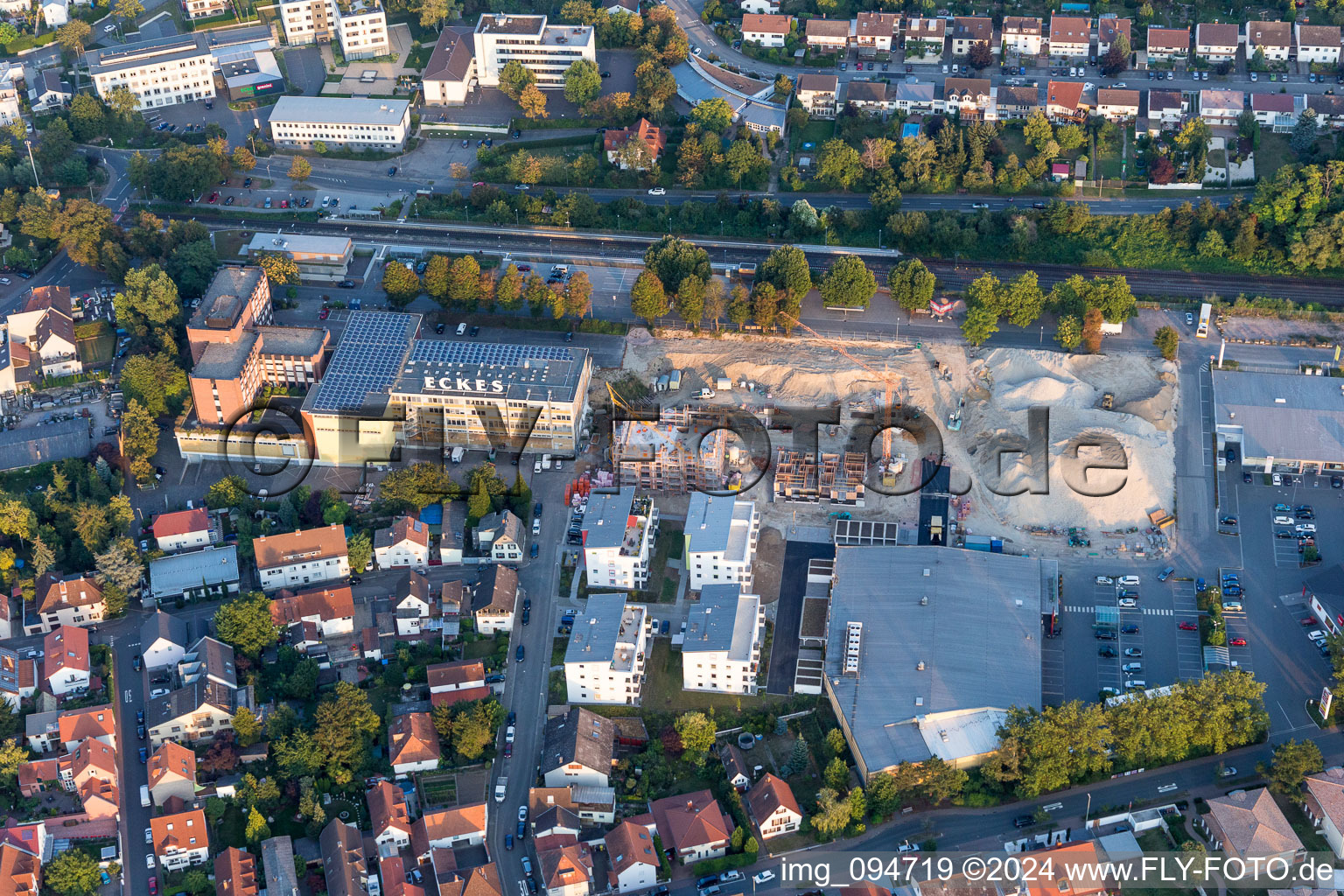 Erweiterungs - Neubau - Baustelle an den Gebäuden und Produktionshallen des Werksgelände der Eckes-Granini Deutschland GmbH in Nieder-Olm im Bundesland Rheinland-Pfalz