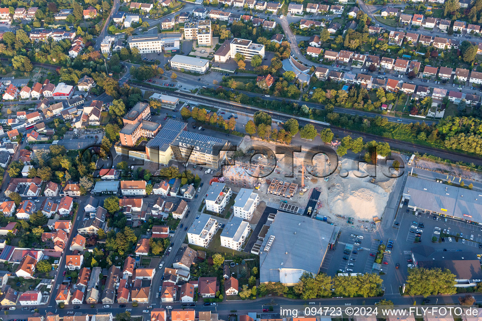 Luftbild von Erweiterungs - Neubau - Baustelle an den Gebäuden und Produktionshallen des Werksgelände der Eckes-Granini Deutschland GmbH in Nieder-Olm im Bundesland Rheinland-Pfalz