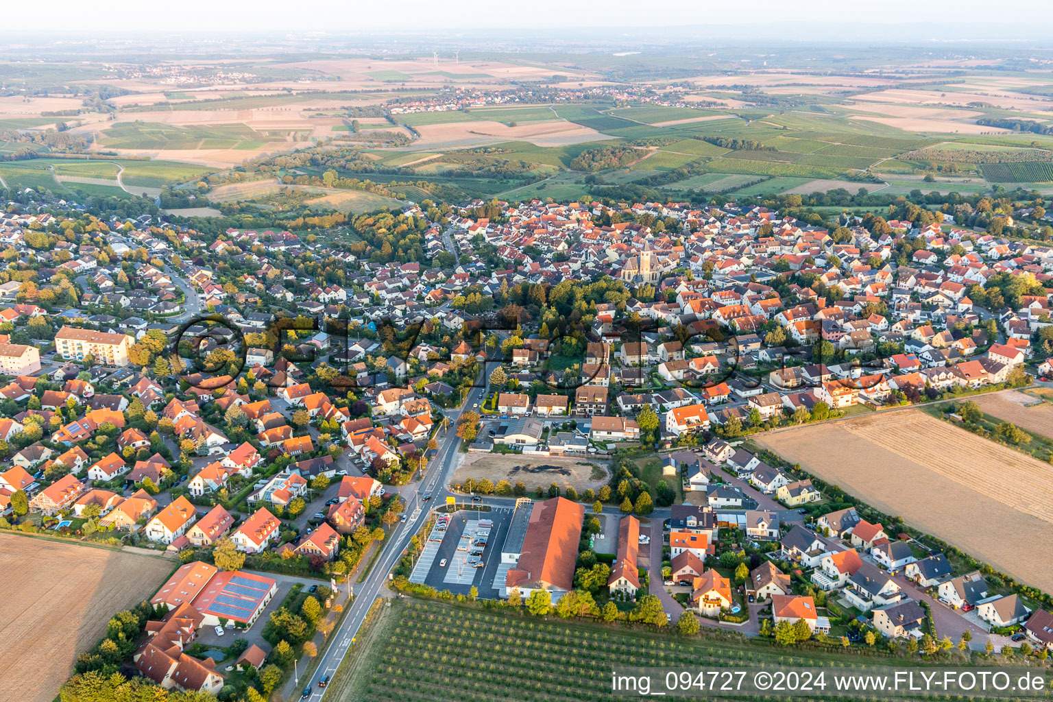 Dorf - Ansicht am Rande von landwirtschaftlichen Feldern und Nutzflächen in Zornheim im Bundesland Rheinland-Pfalz, Deutschland