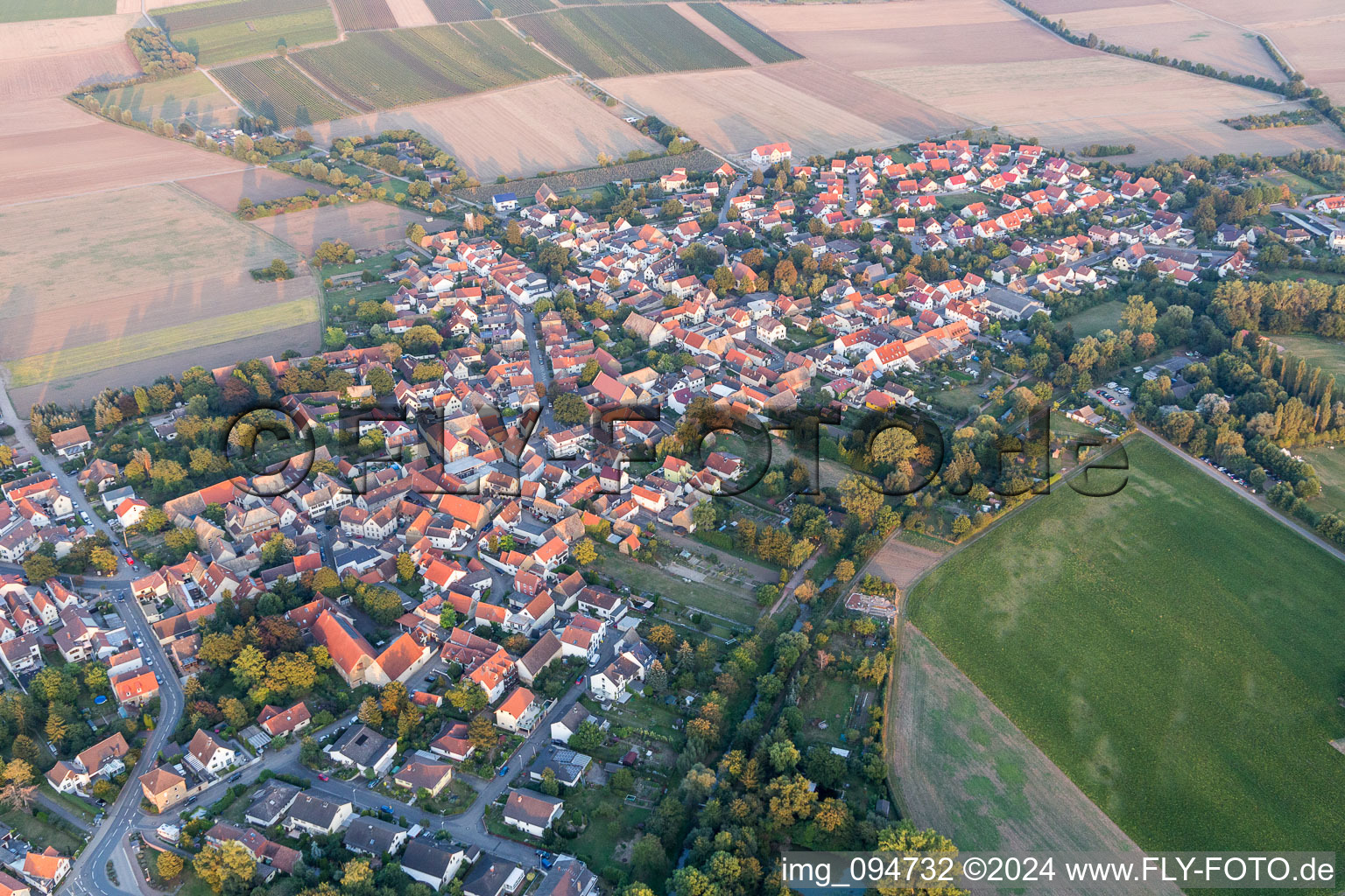 Ortsansicht der Straßen und Häuser der Wohngebiete in Hahnheim im Bundesland Rheinland-Pfalz, Deutschland