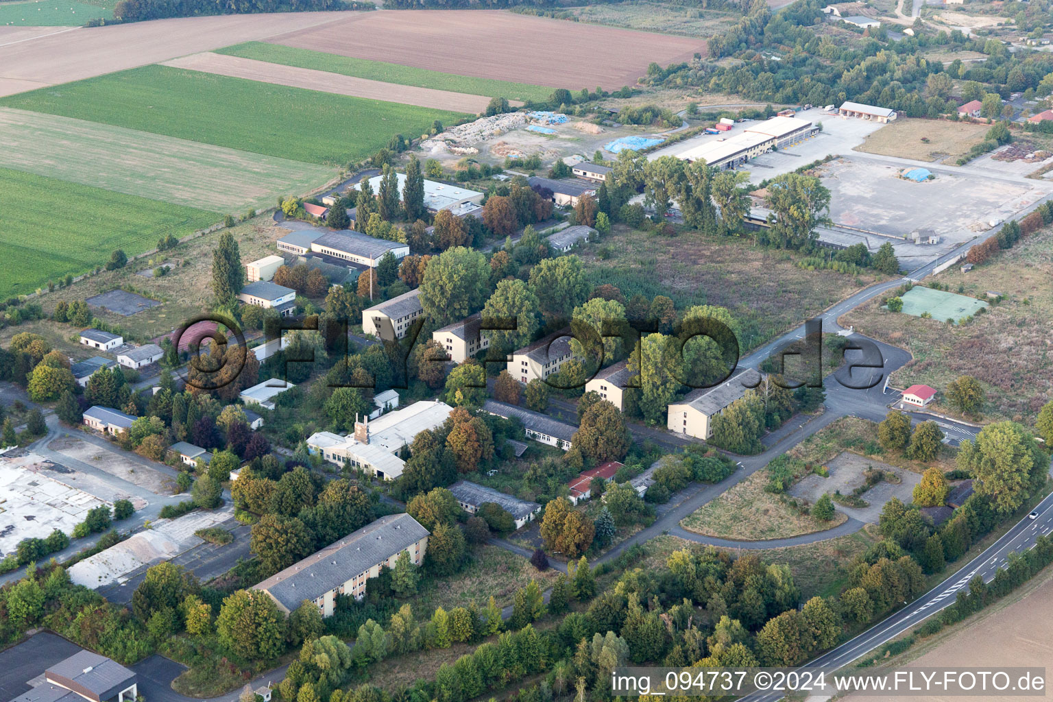 Luftbild von Konversions- Flächen des Rhein-Selz-Park auf dem Gelände des ehemaligen Kaserne und Militär - Liegenschaft Außerhalb US Kaserne in Dexheim in Nierstein im Bundesland Rheinland-Pfalz, Deutschland