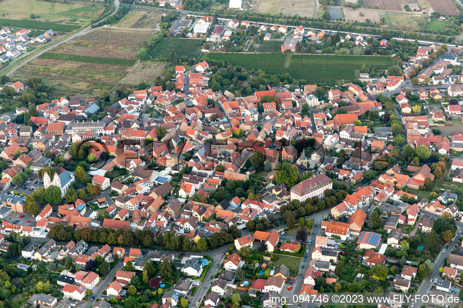 Drohnenbild von Guntersblum im Bundesland Rheinland-Pfalz, Deutschland
