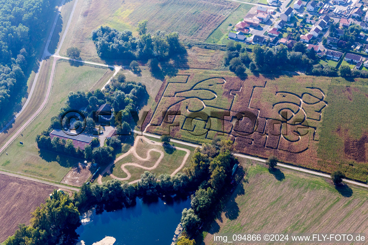 Irrgarten - Labyrinth auf einem Maisfeld in Leimersheim im Bundesland Rheinland-Pfalz, Deutschland