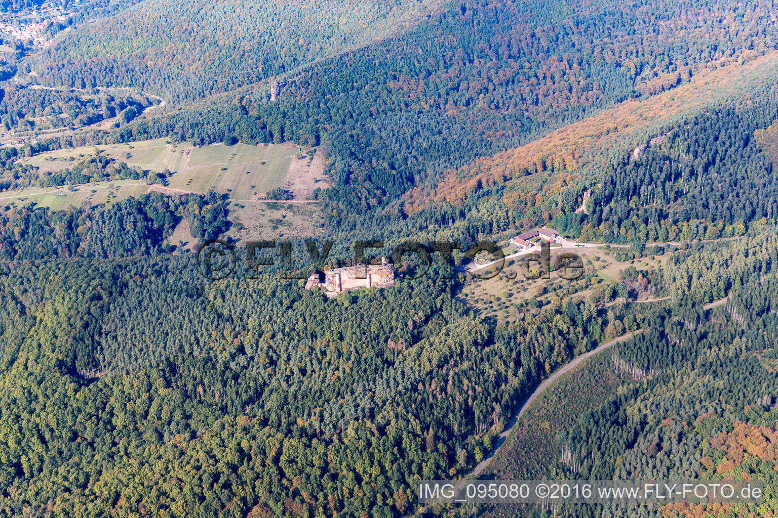 Luftbild von Burgruine Fleckenstein in Lembach im Bundesland Bas-Rhin, Frankreich