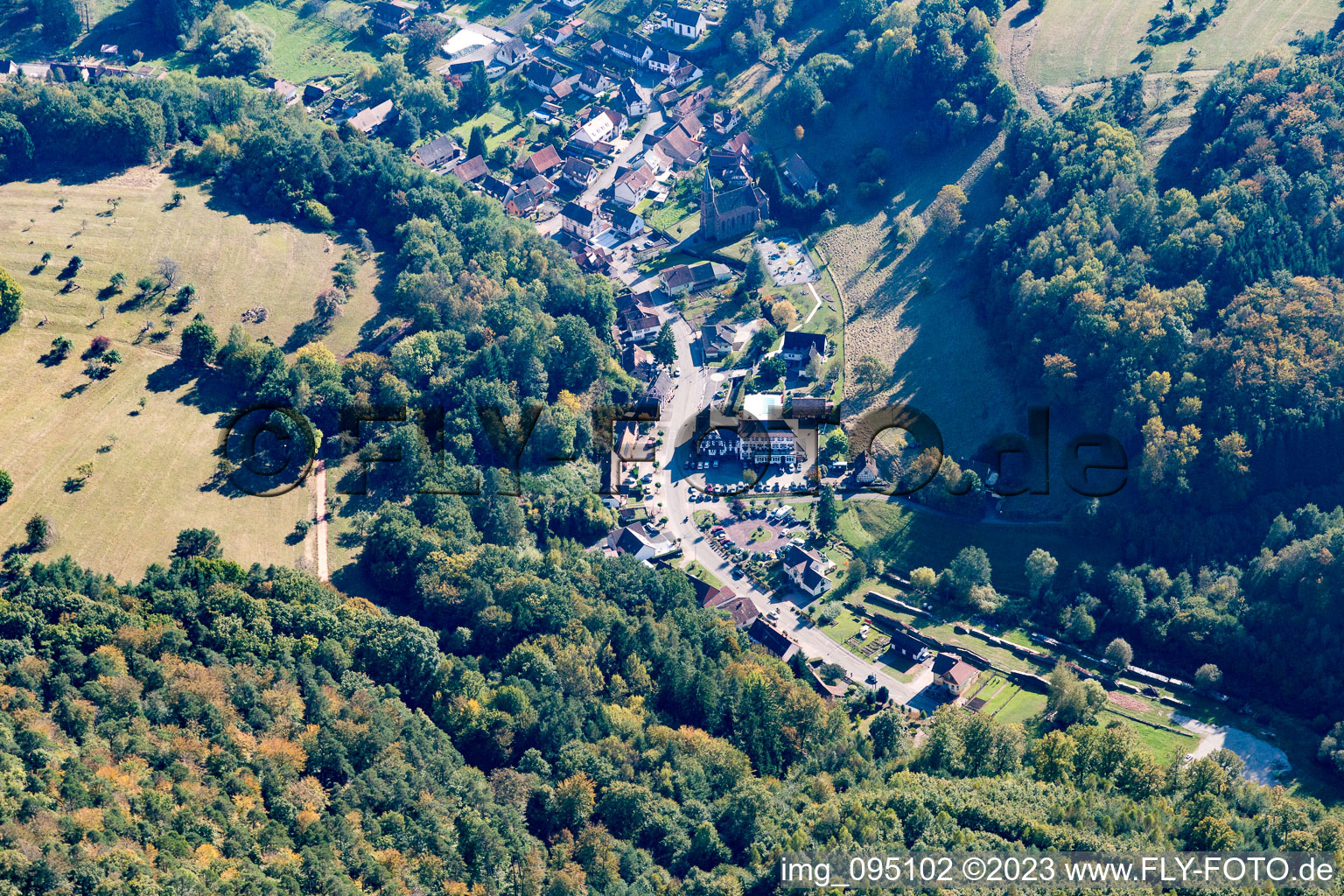 Drohnenaufname von Niedersteinbach im Bundesland Bas-Rhin, Frankreich