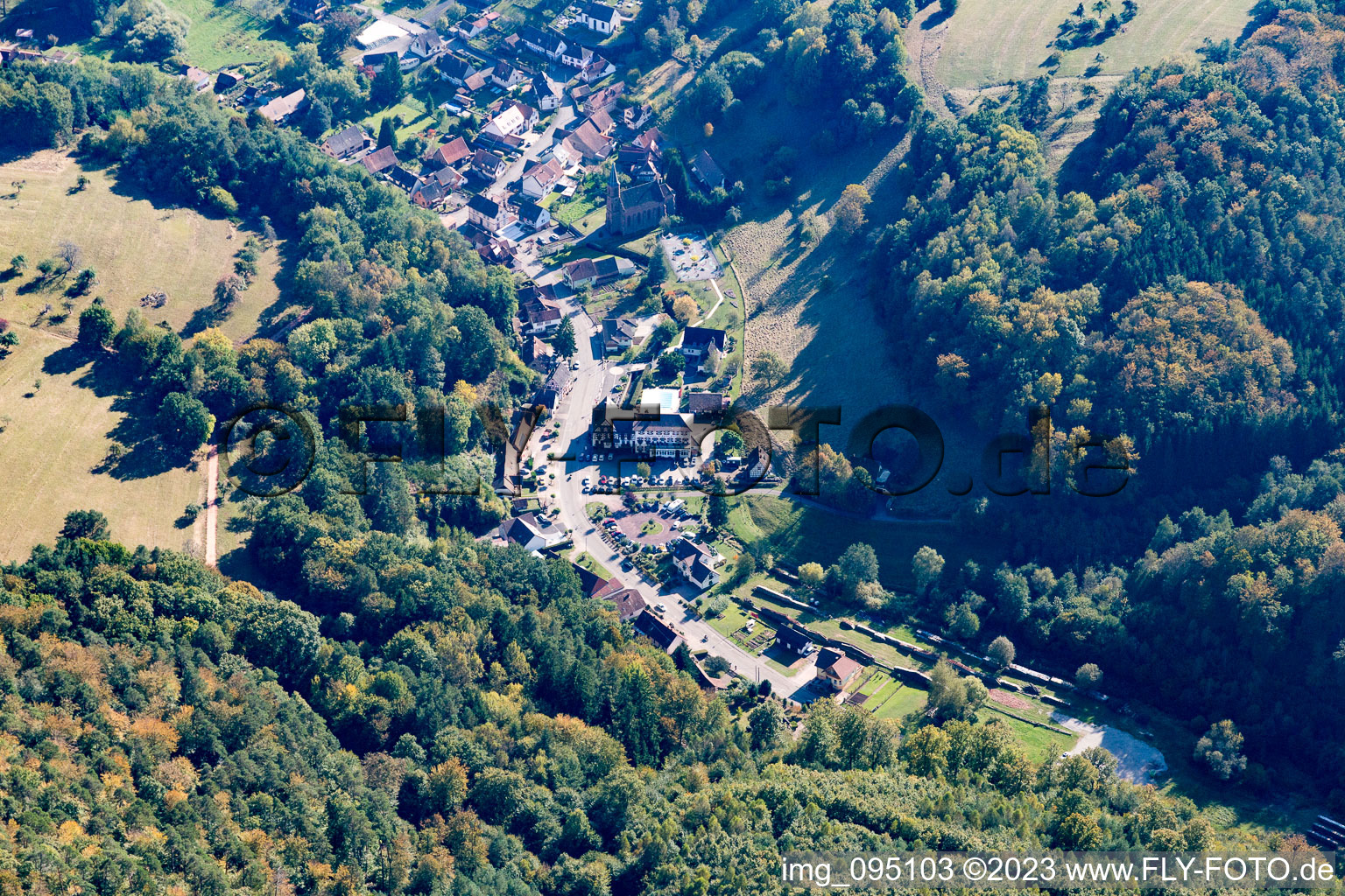 Drohnenbild von Niedersteinbach im Bundesland Bas-Rhin, Frankreich