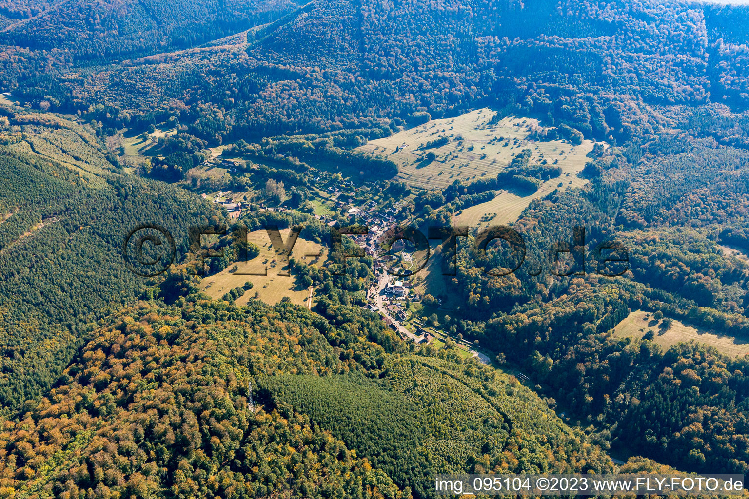 Niedersteinbach im Bundesland Bas-Rhin, Frankreich aus der Drohnenperspektive