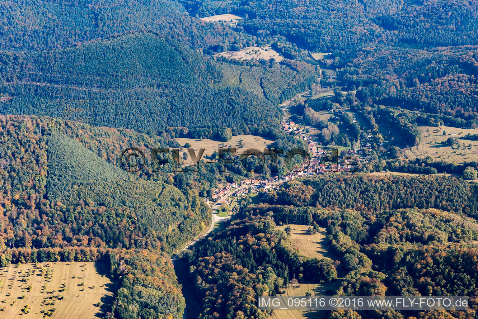 Niedersteinbach im Bundesland Bas-Rhin, Frankreich von der Drohne aus gesehen