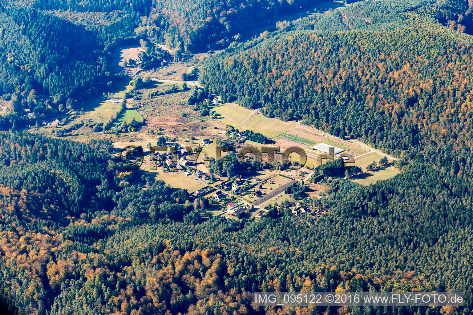 Luftbild von Sturzelbronn im Bundesland Moselle, Frankreich
