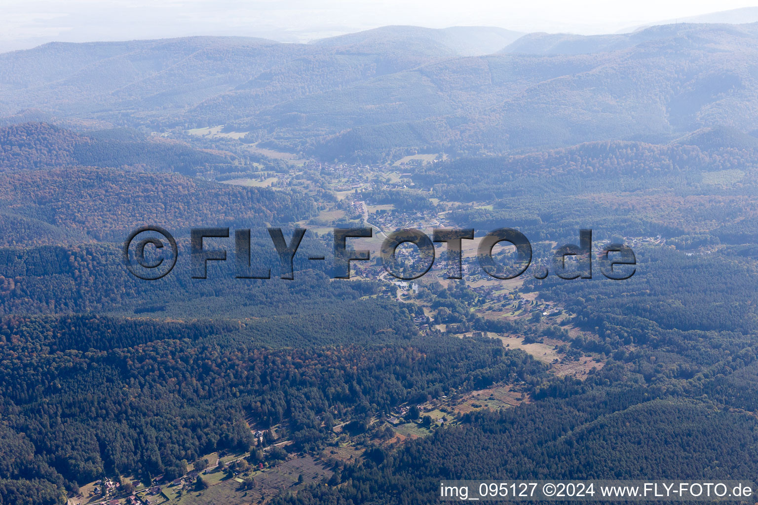 Drohnenbild von Dambach im Bundesland Bas-Rhin, Frankreich