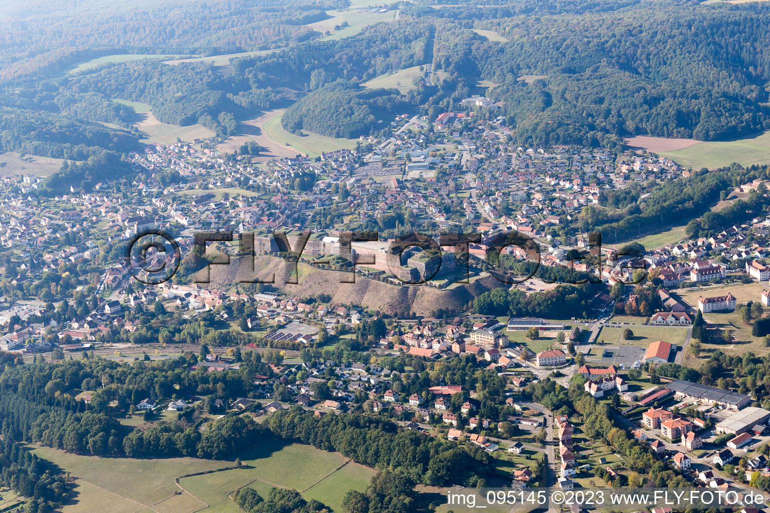 Drohnenbild von Bitche im Bundesland Moselle, Frankreich