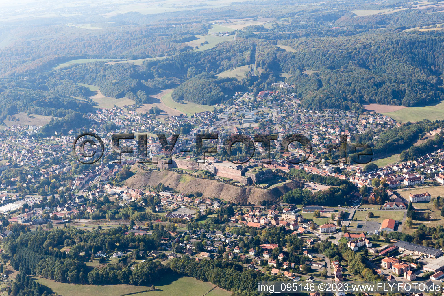 Bitche im Bundesland Moselle, Frankreich aus der Drohnenperspektive