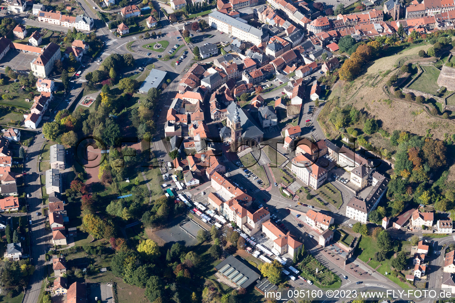 Bitche im Bundesland Moselle, Frankreich aus der Drohnenperspektive