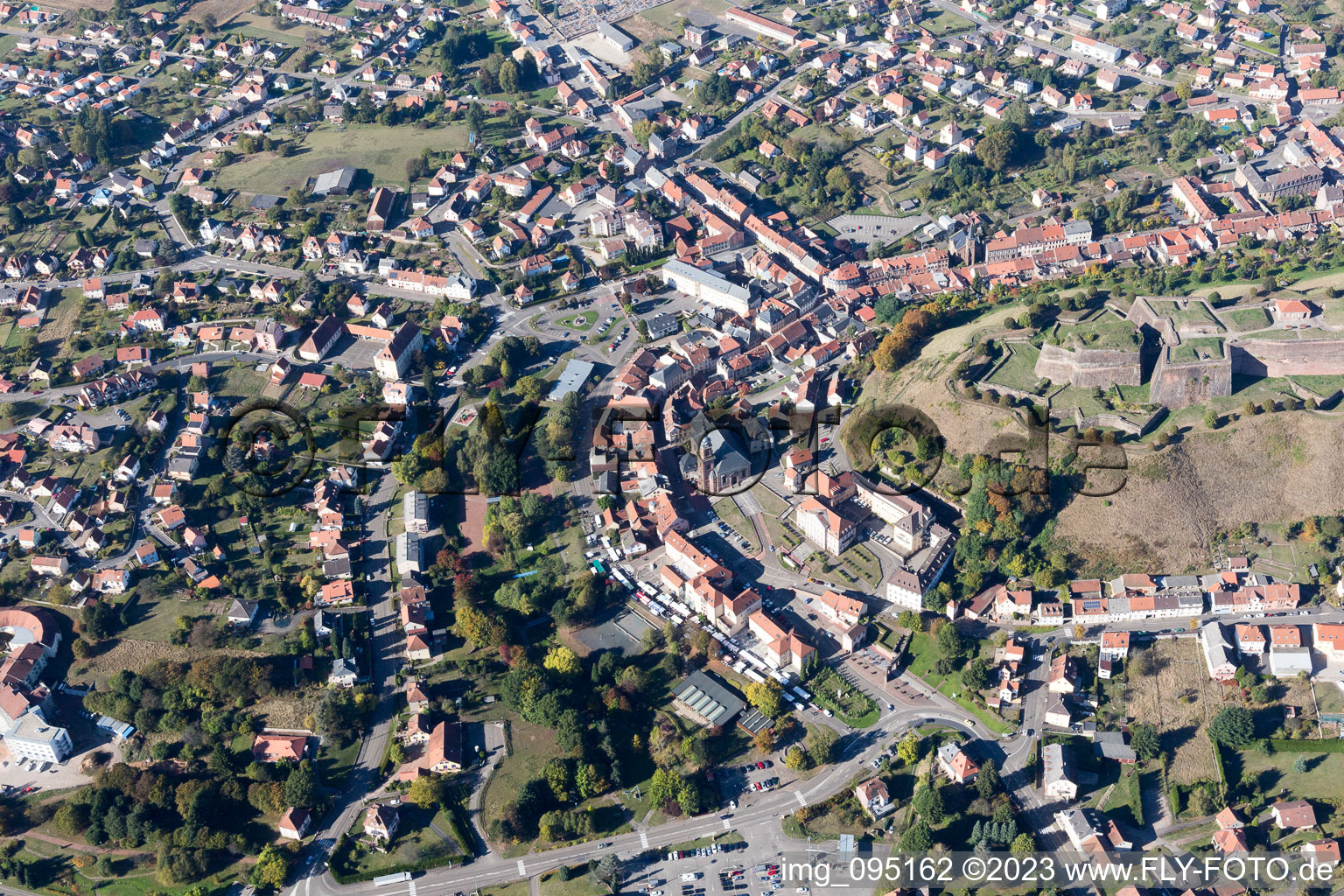 Bitche im Bundesland Moselle, Frankreich von der Drohne aus gesehen