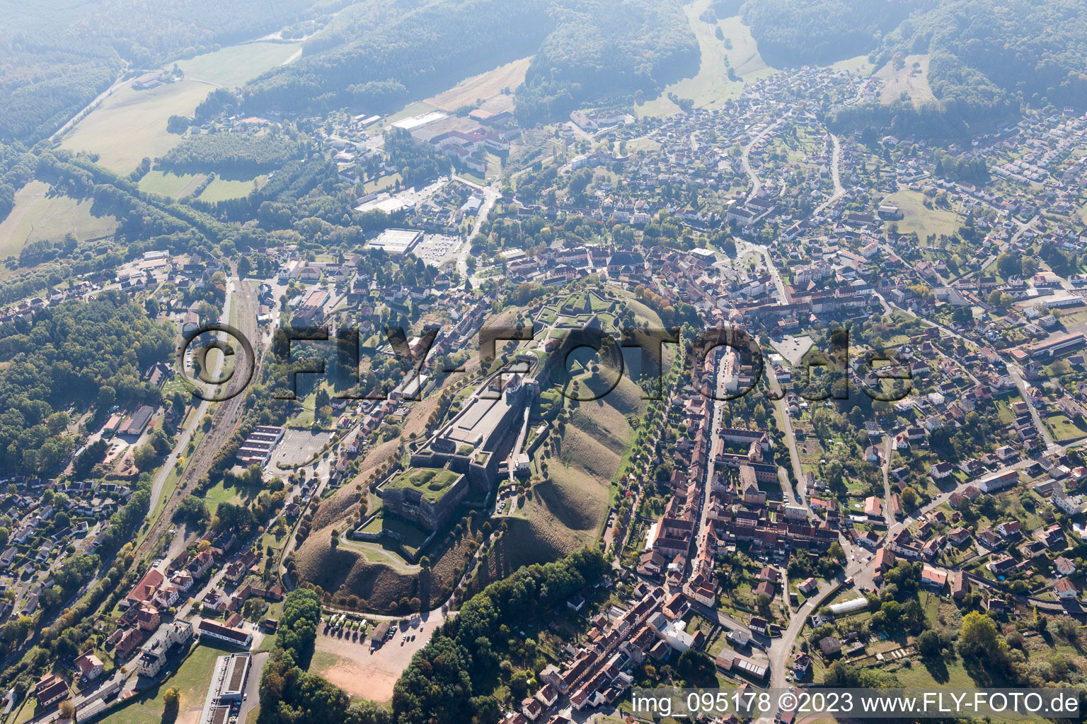 Luftaufnahme von Bitche im Bundesland Moselle, Frankreich