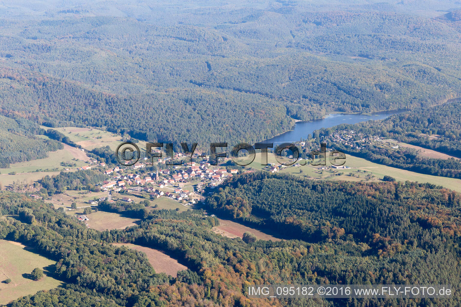 Dorfkern an den See- Uferbereichen des Etang de Haspelschiedt in Haspelschiedt in Grand Est im Bundesland Moselle, Frankreich