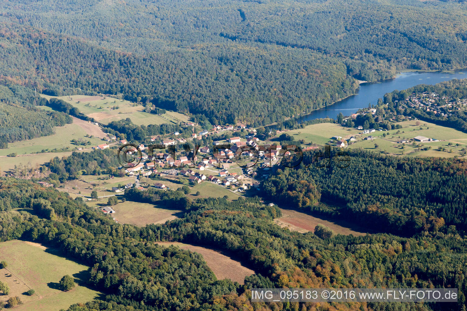 Luftbild von Dorfkern an den See- Uferbereichen des Etang de Haspelschiedt in Haspelschiedt in Grand Est im Bundesland Moselle, Frankreich