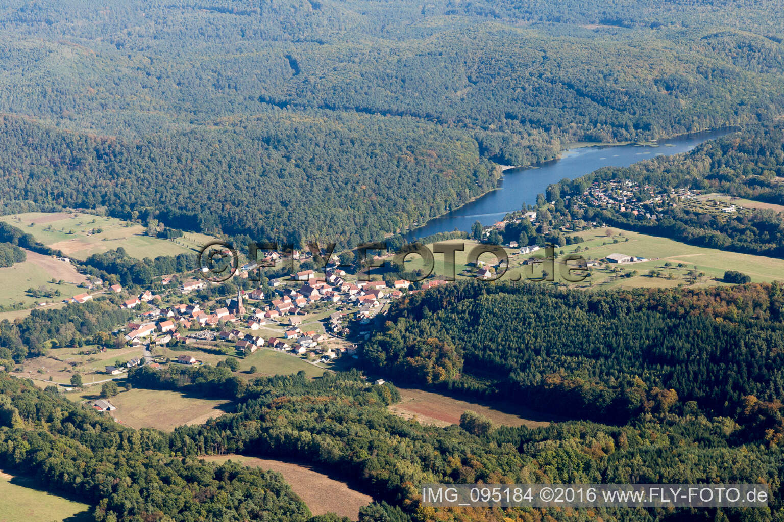 Luftaufnahme von Dorfkern an den See- Uferbereichen des Etang de Haspelschiedt in Haspelschiedt in Grand Est im Bundesland Moselle, Frankreich