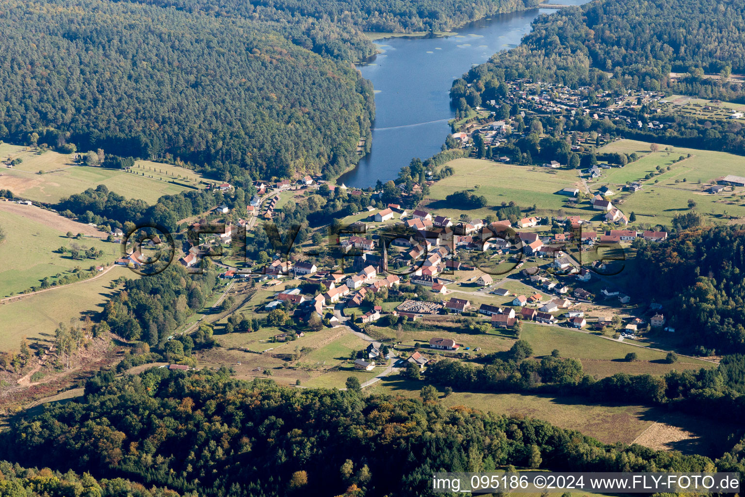 Schrägluftbild von Dorfkern an den See- Uferbereichen des Etang de Haspelschiedt in Haspelschiedt in Grand Est im Bundesland Moselle, Frankreich