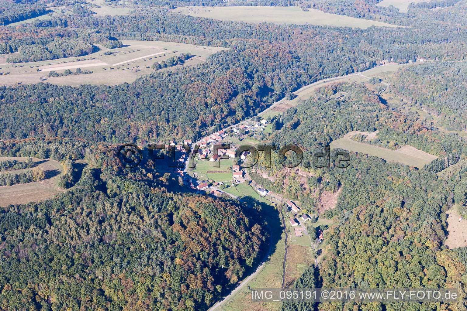 Luftbild von Bousseviller im Bundesland Moselle, Frankreich