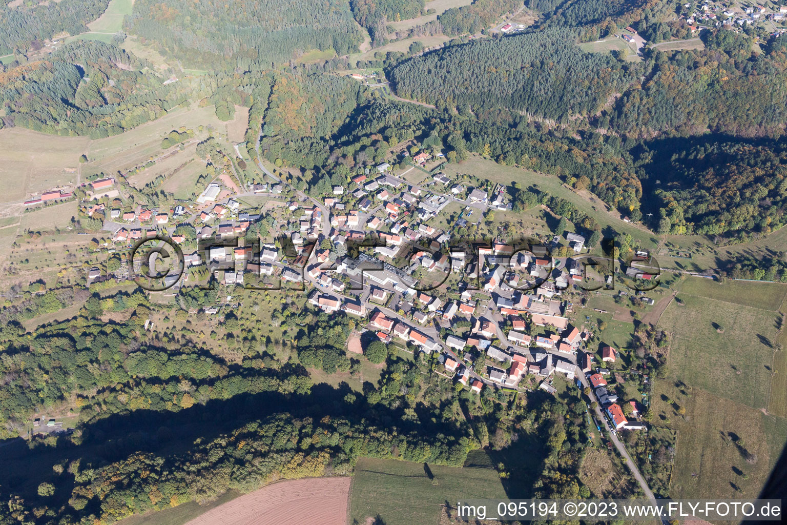 Luftbild von Dorf - Ansicht am Rande von landwirtschaftlichen Feldern und Nutzflächen in Schweix im Bundesland Rheinland-Pfalz, Deutschland
