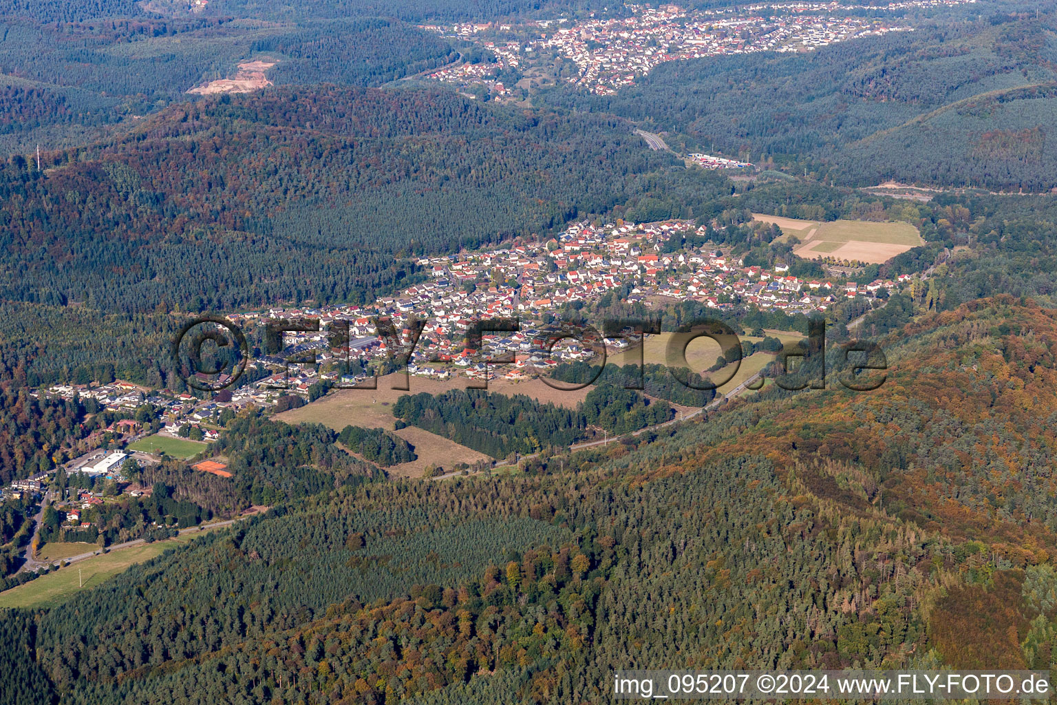 Ortsansicht der Straßen und Häuser der Wohngebiete in Ruppertsweiler im Bundesland Rheinland-Pfalz, Deutschland