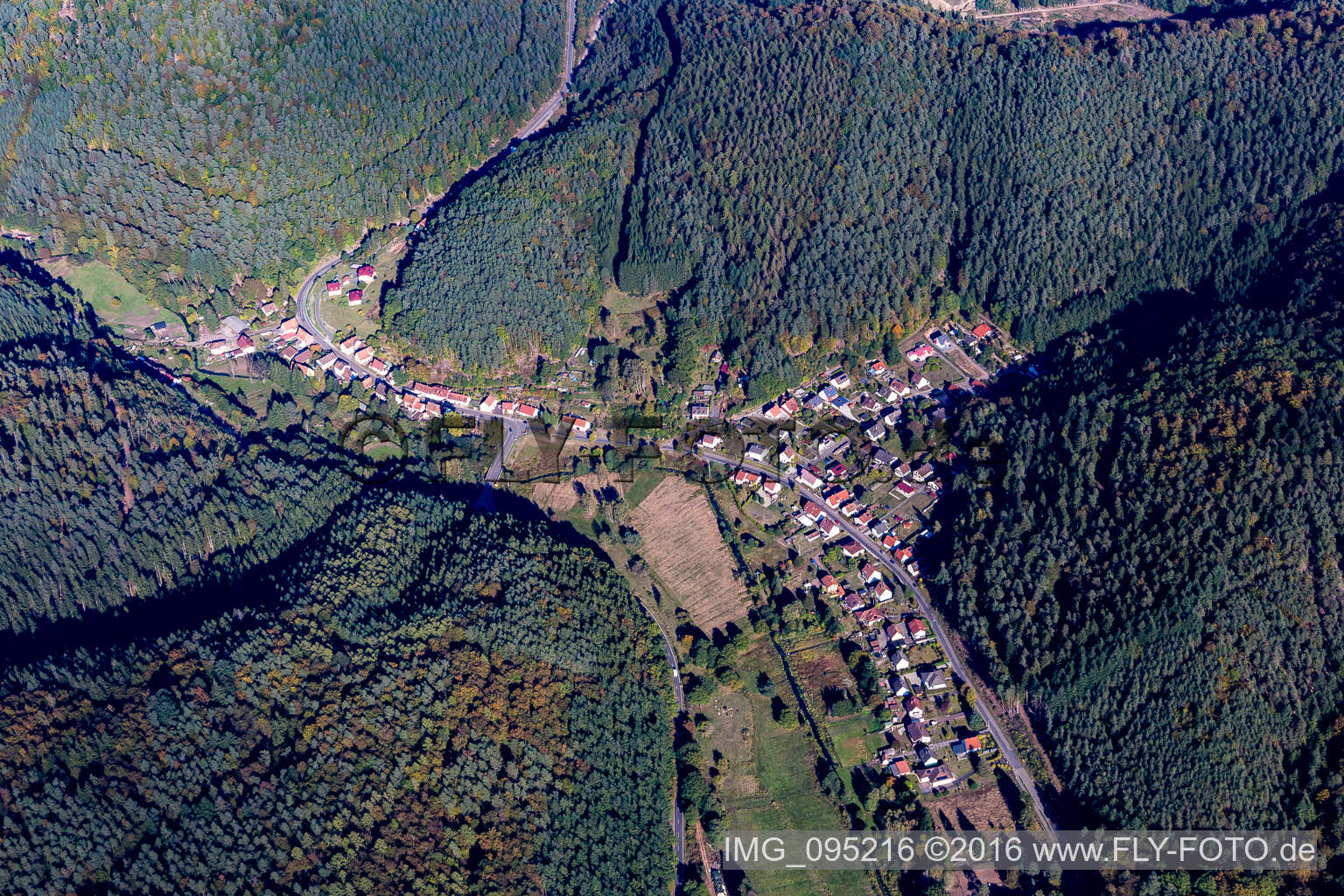 Luftbild von Dorf - Ansicht in Salzwoog im Bundesland Rheinland-Pfalz, Deutschland