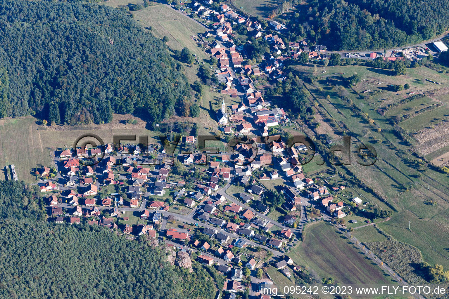 Dahn im Bundesland Rheinland-Pfalz, Deutschland von der Drohne aus gesehen