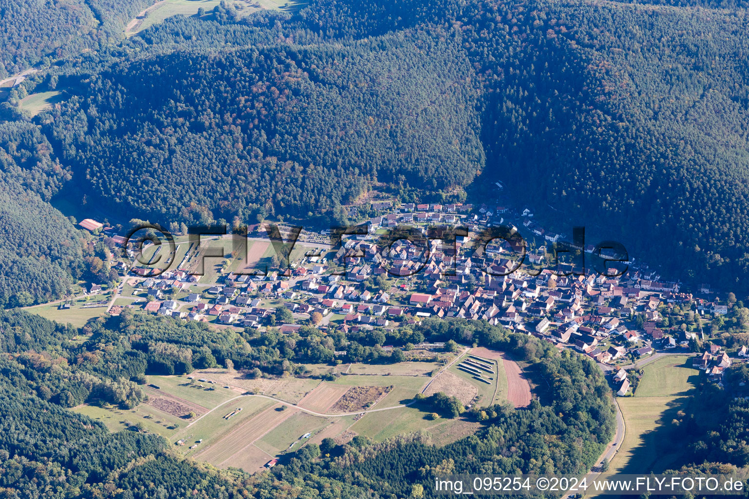 Drohnenaufname von Oberschlettenbach im Bundesland Rheinland-Pfalz, Deutschland