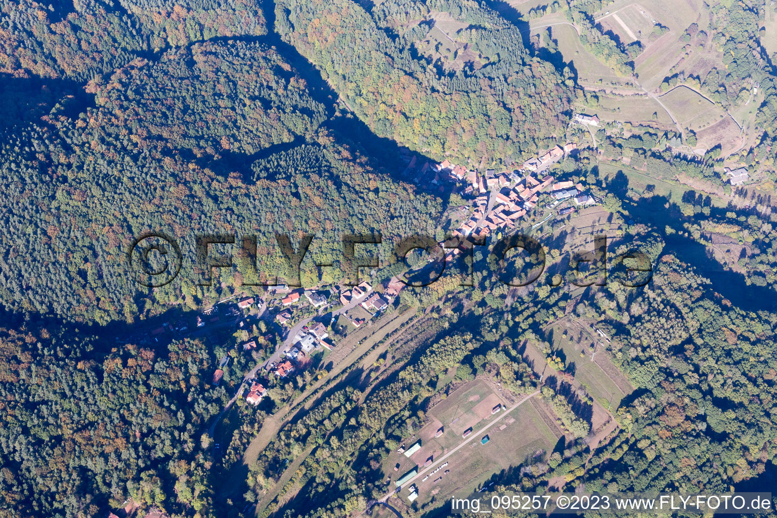 Oberschlettenbach im Bundesland Rheinland-Pfalz, Deutschland aus der Drohnenperspektive