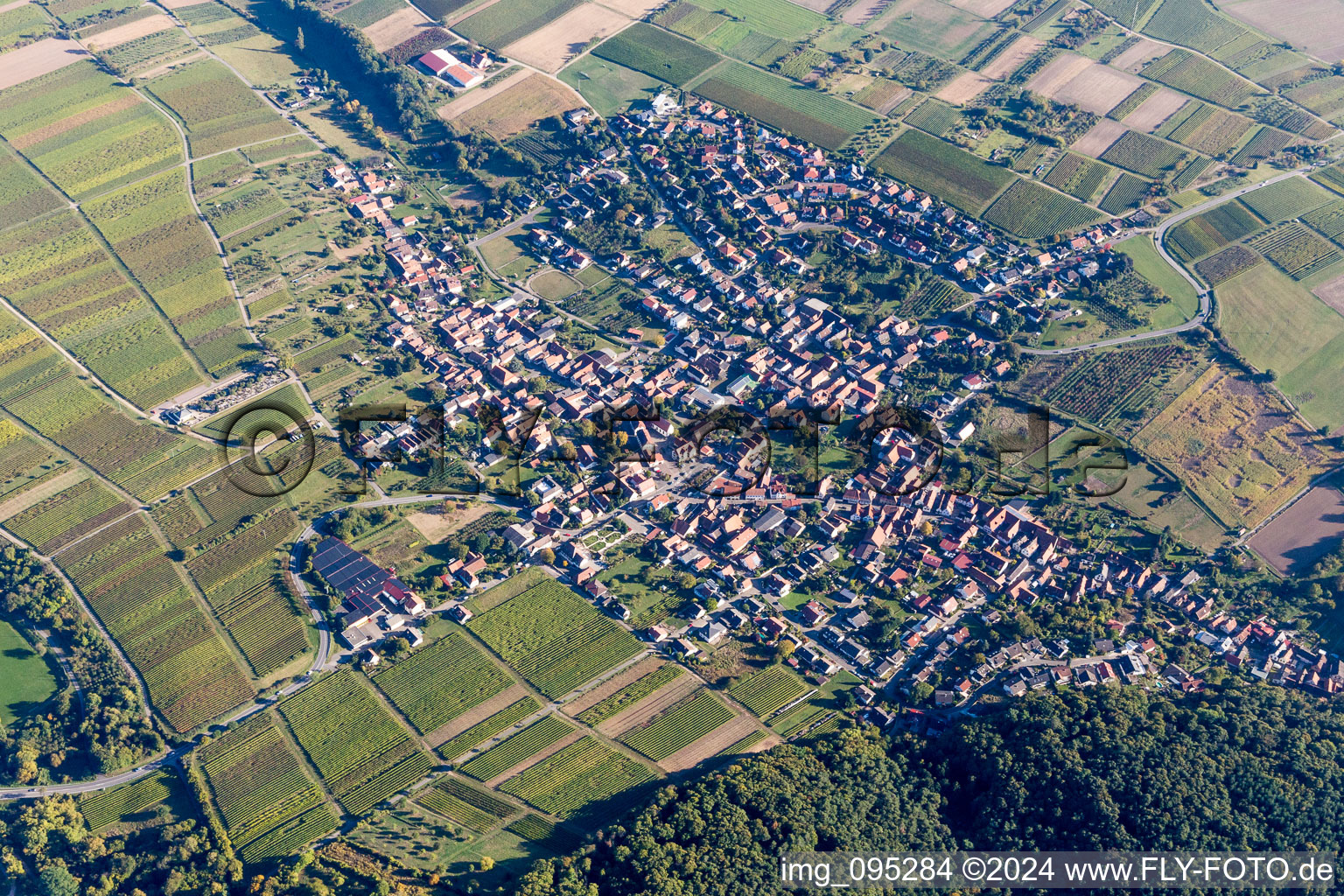 Ortsansicht der Straßen und Häuser der Wohngebiete in Oberotterbach im Bundesland Rheinland-Pfalz, Deutschland
