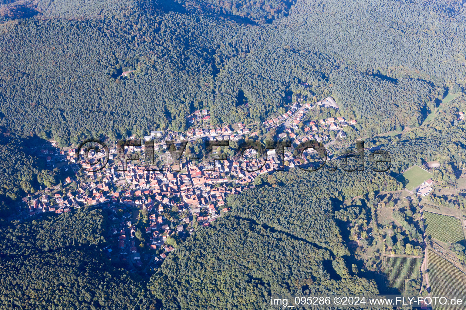 Luftbild von Wald und Berglandschaft des südlichen Pfälzerwald in Dörrenbach im Bundesland Rheinland-Pfalz, Deutschland