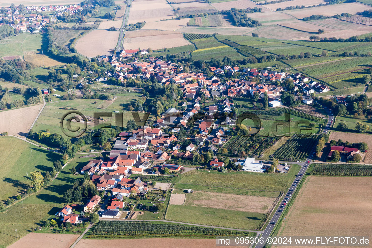 Dorf - Ansicht am Rande von landwirtschaftlichen Feldern und Nutzflächen in Oberhausen im Bundesland Rheinland-Pfalz, Deutschland