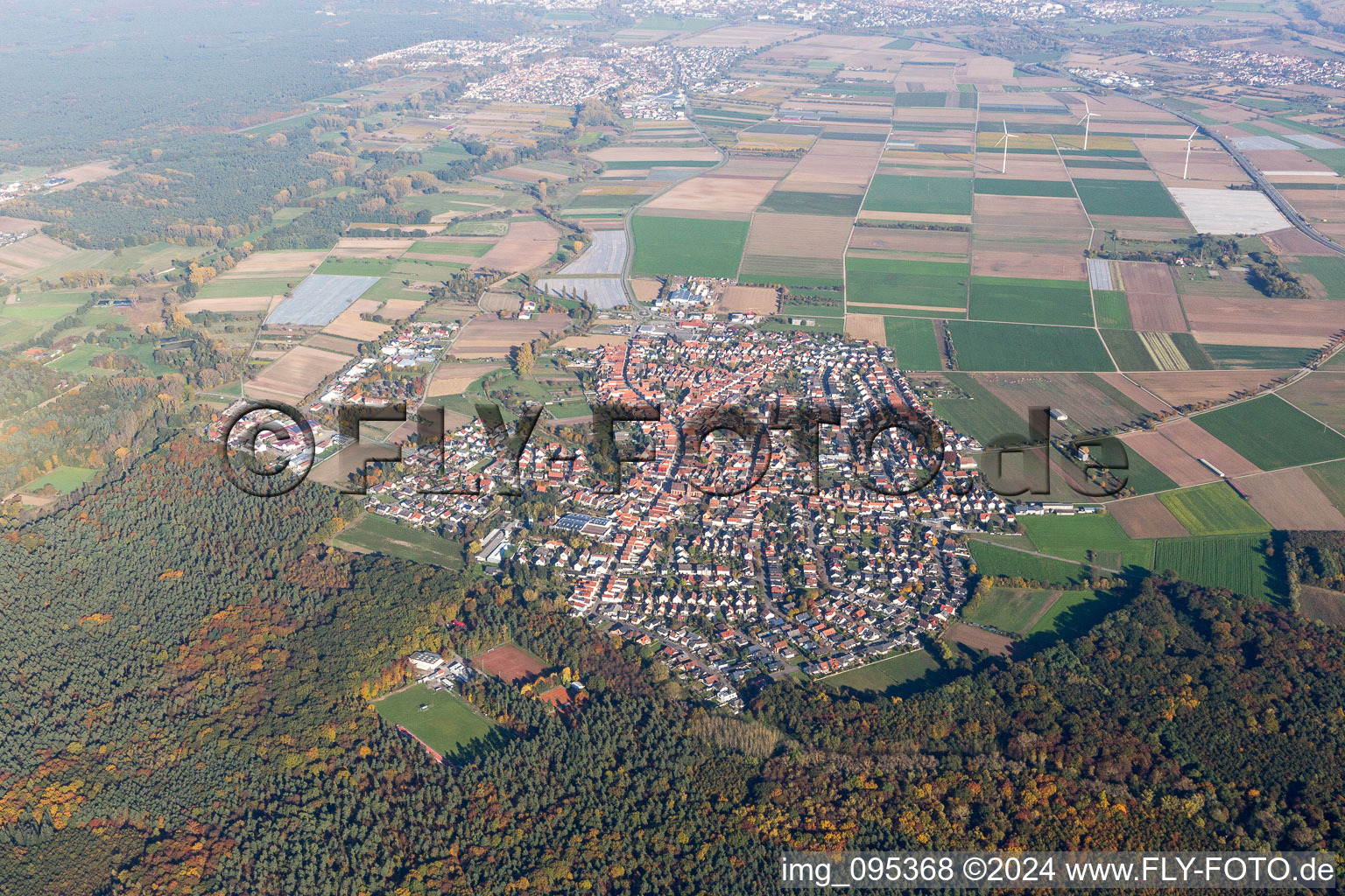 Ortsansicht der Straßen und Häuser der Wohngebiete in Harthausen im Bundesland Rheinland-Pfalz, Deutschland