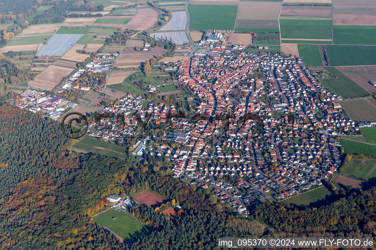 Luftbild von Ortsansicht der Straßen und Häuser der Wohngebiete in Harthausen im Bundesland Rheinland-Pfalz, Deutschland