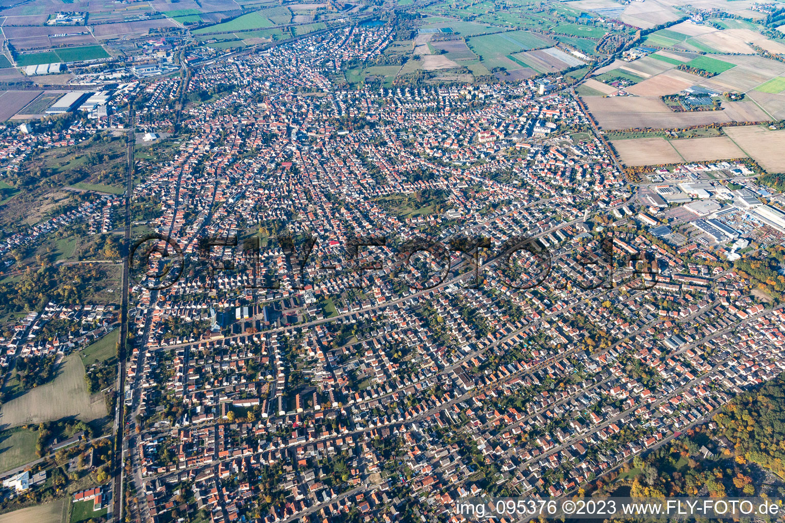 Schifferstadt im Bundesland Rheinland-Pfalz, Deutschland aus der Drohnenperspektive