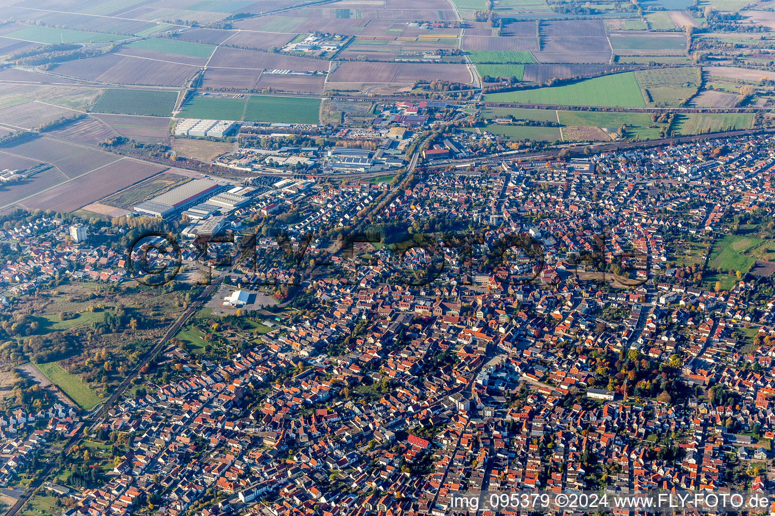 Schrägluftbild von Stadtgebiet mit Außenbezirken und Innenstadtbereich in Schifferstadt im Bundesland Rheinland-Pfalz, Deutschland