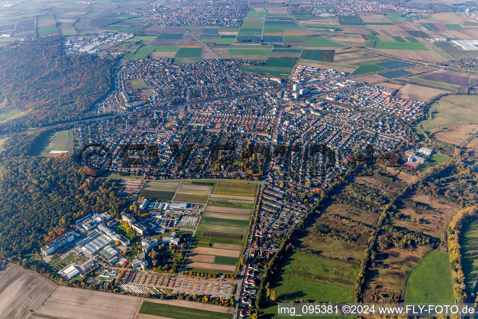 BASF Agricultural Center im Vordergrunde der Ortsansicht von Limburgerhof im Bundesland Rheinland-Pfalz, Deutschland