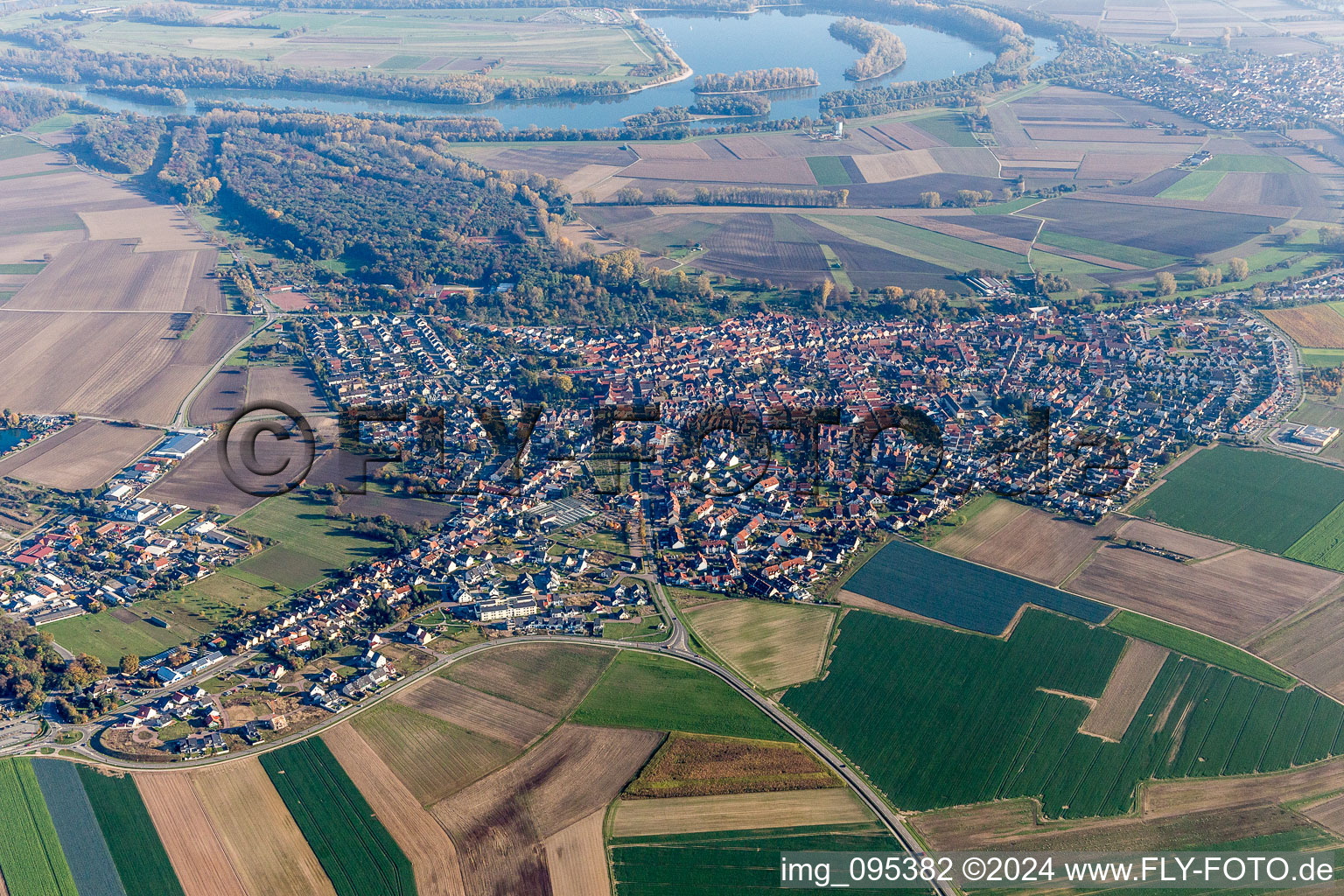 Schrägluftbild von Ortsansicht der Straßen und Häuser der Wohngebiete in Waldsee im Bundesland Rheinland-Pfalz, Deutschland