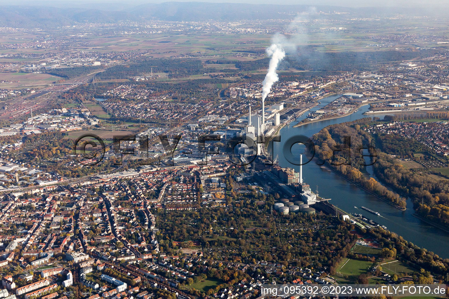 Luftaufnahme von Ortsteil Neckarau in Mannheim im Bundesland Baden-Württemberg, Deutschland