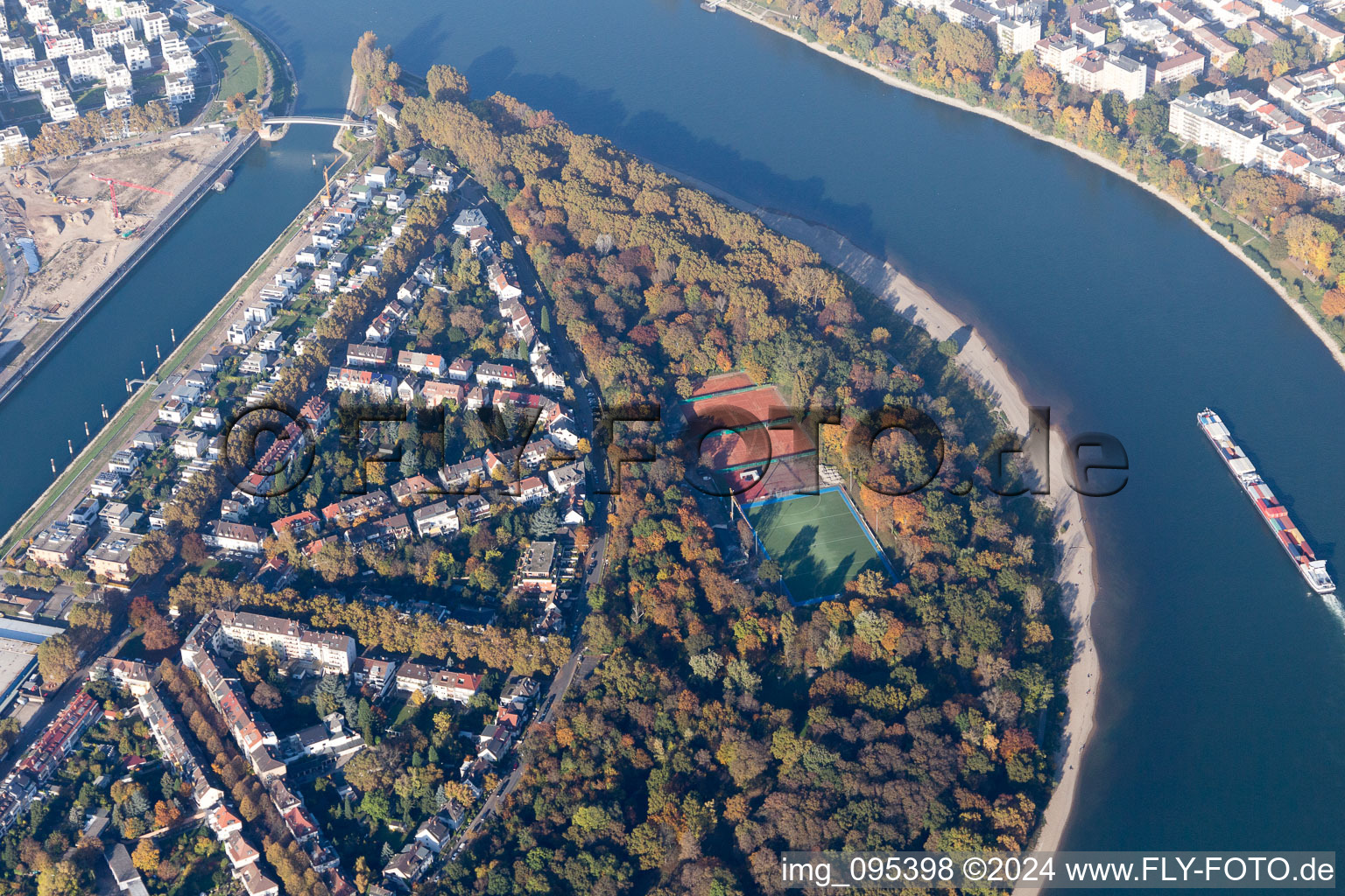 Parkinsel im Ortsteil Süd in Ludwigshafen am Rhein im Bundesland Rheinland-Pfalz, Deutschland