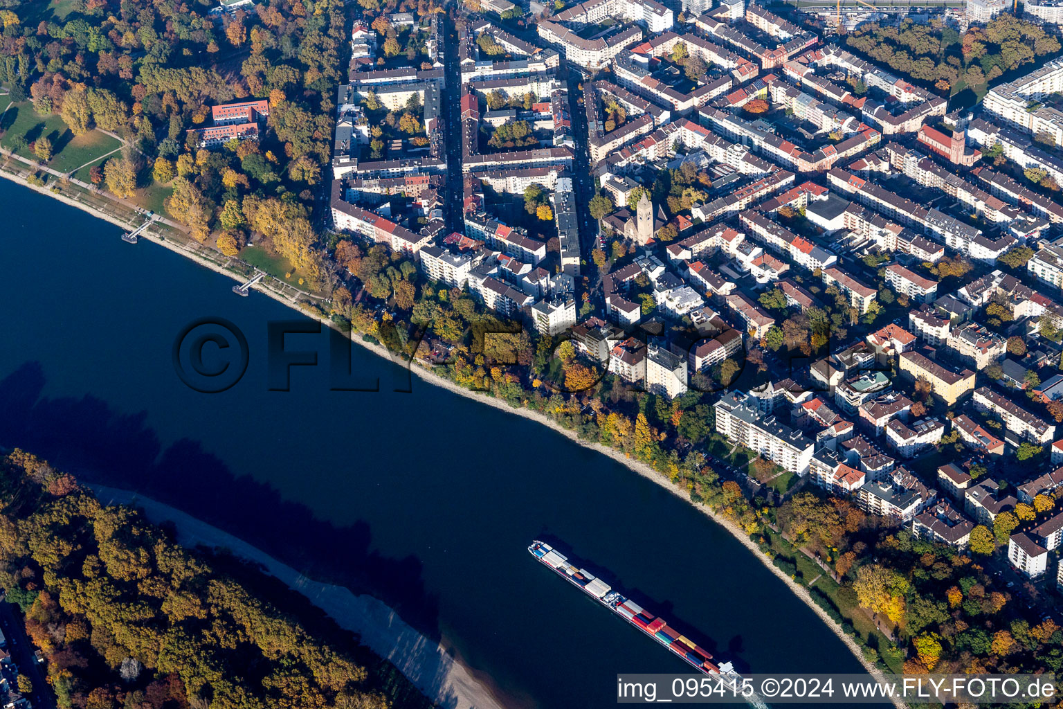 Luftbild von Ortschaft an den Fluss- Uferbereichen des Rhein Stephanienufer im Ortsteil Lindenhof in Mannheim im Bundesland Baden-Württemberg, Deutschland