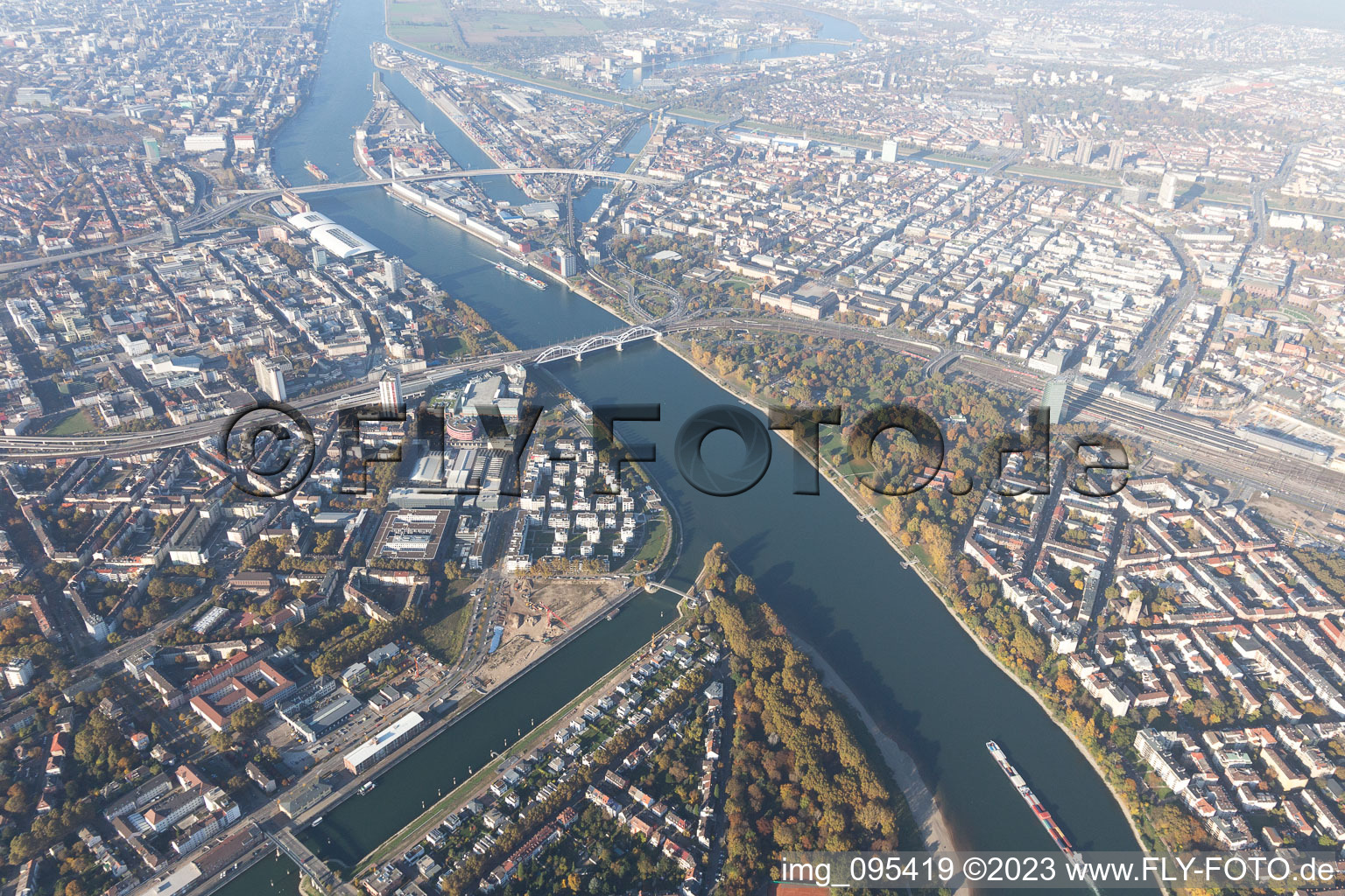 Luftaufnahme von Luitpoldhafen im Ortsteil Süd in Ludwigshafen am Rhein im Bundesland Rheinland-Pfalz, Deutschland