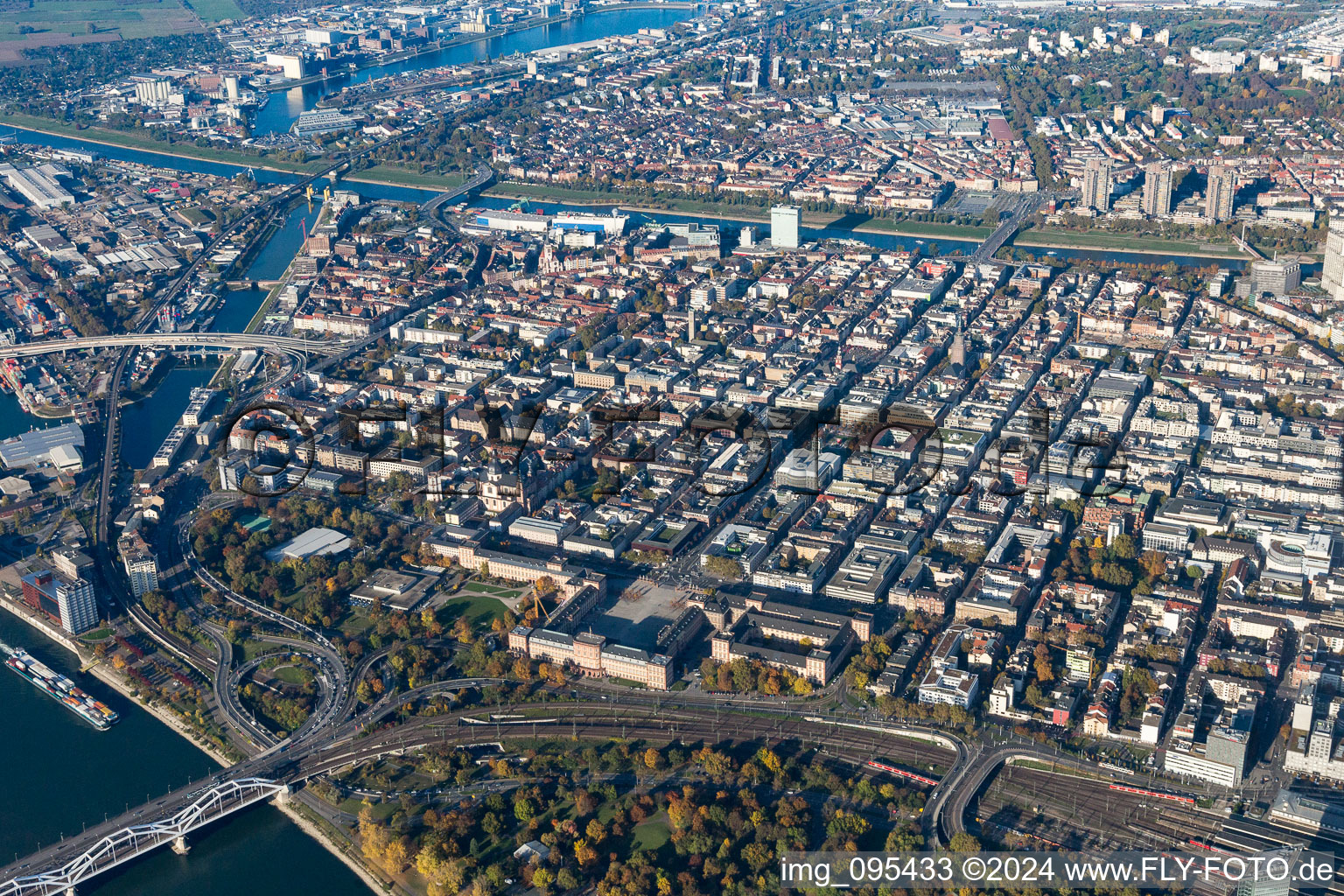 Schloß und Innenstadt in Mannheim im Bundesland Baden-Württemberg, Deutschland