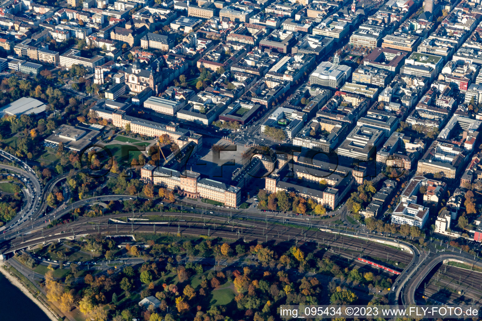 Luftbild von Mannheimer Schloß im Ortsteil Innenstadt im Bundesland Baden-Württemberg, Deutschland
